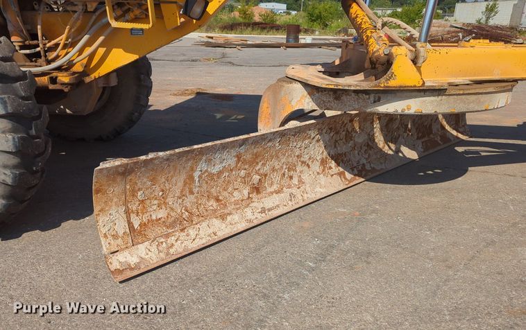 image for item MY9931 1989 John Deere 670B  motor grader