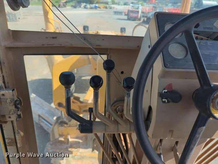 image for item MY9931 1989 John Deere 670B  motor grader