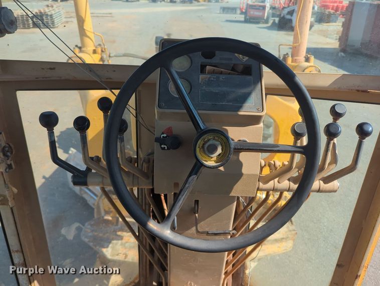 image for item MY9931 1989 John Deere 670B  motor grader