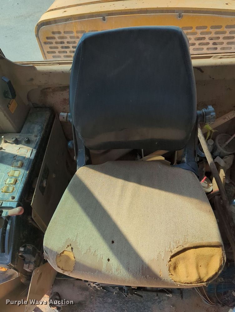 image for item MY9931 1989 John Deere 670B  motor grader