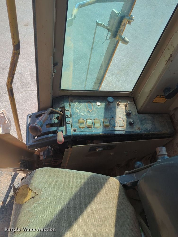 image for item MY9931 1989 John Deere 670B  motor grader