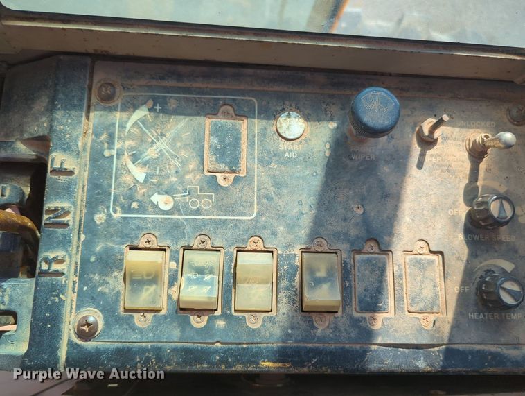 image for item MY9931 1989 John Deere 670B  motor grader