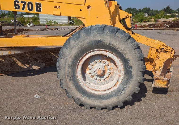 image for item MY9931 1989 John Deere 670B  motor grader