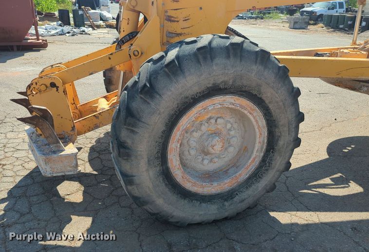 image for item MY9931 1989 John Deere 670B  motor grader