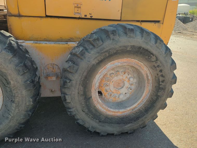 image for item MY9931 1989 John Deere 670B  motor grader