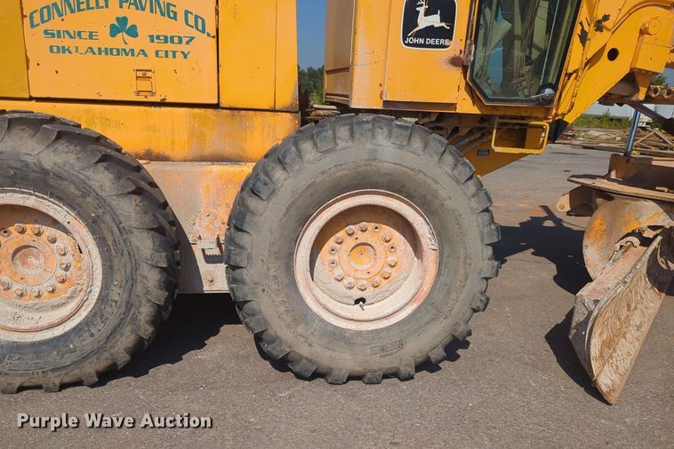 image for item MY9931 1989 John Deere 670B  motor grader