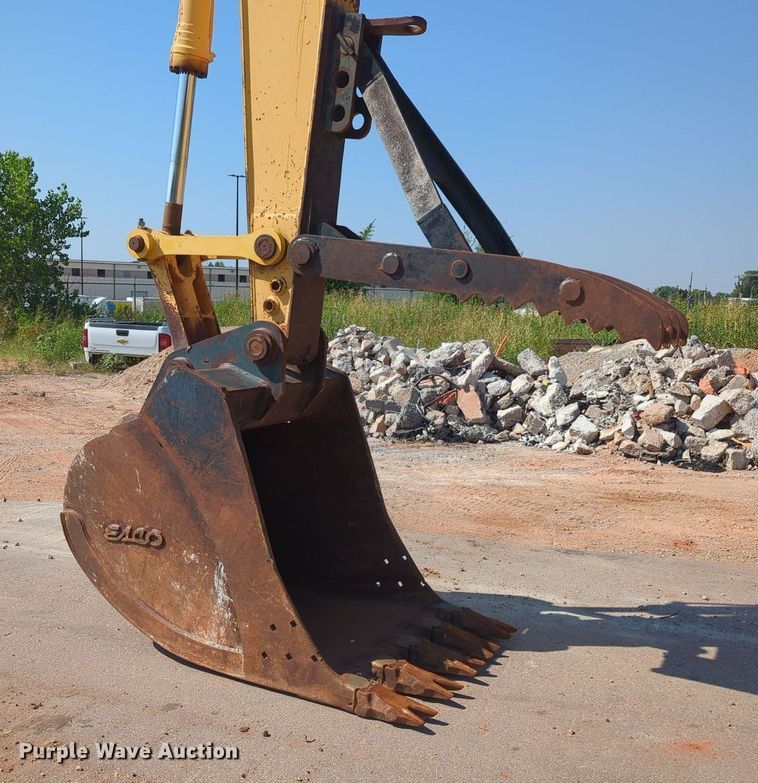 image for item MY9933 2006 Komatsu PC200LC-7  excavator