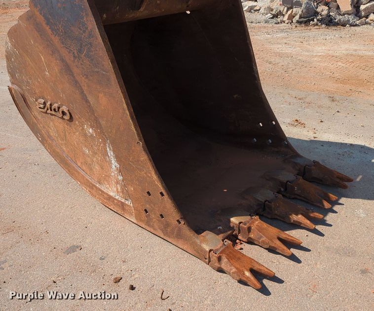 image for item MY9933 2006 Komatsu PC200LC-7  excavator