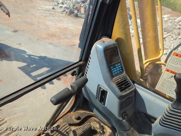 image for item MY9933 2006 Komatsu PC200LC-7  excavator