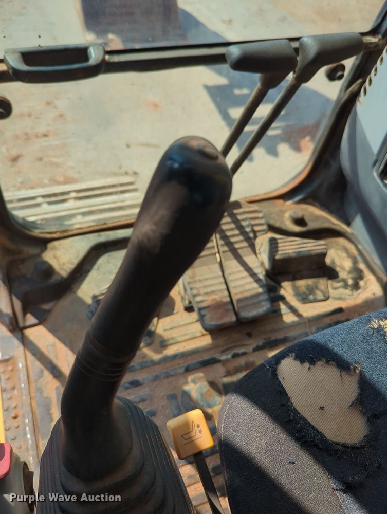 image for item MY9933 2006 Komatsu PC200LC-7  excavator