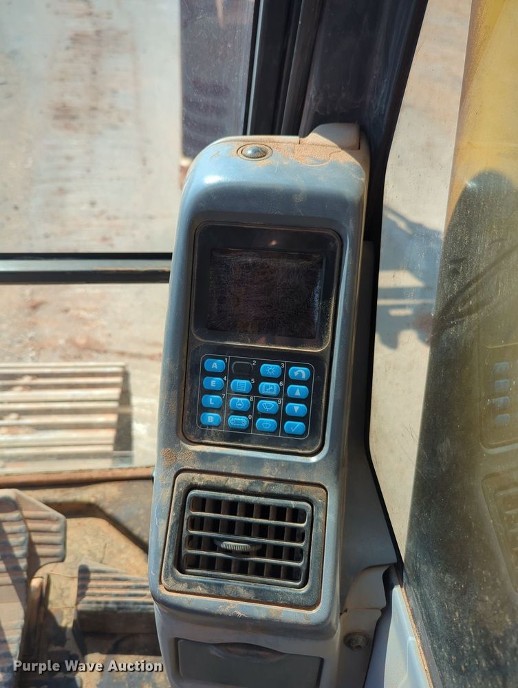 image for item MY9933 2006 Komatsu PC200LC-7  excavator