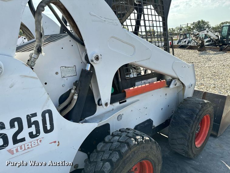 image for item NF9119 2002 Bobcat S250  skid steer loader