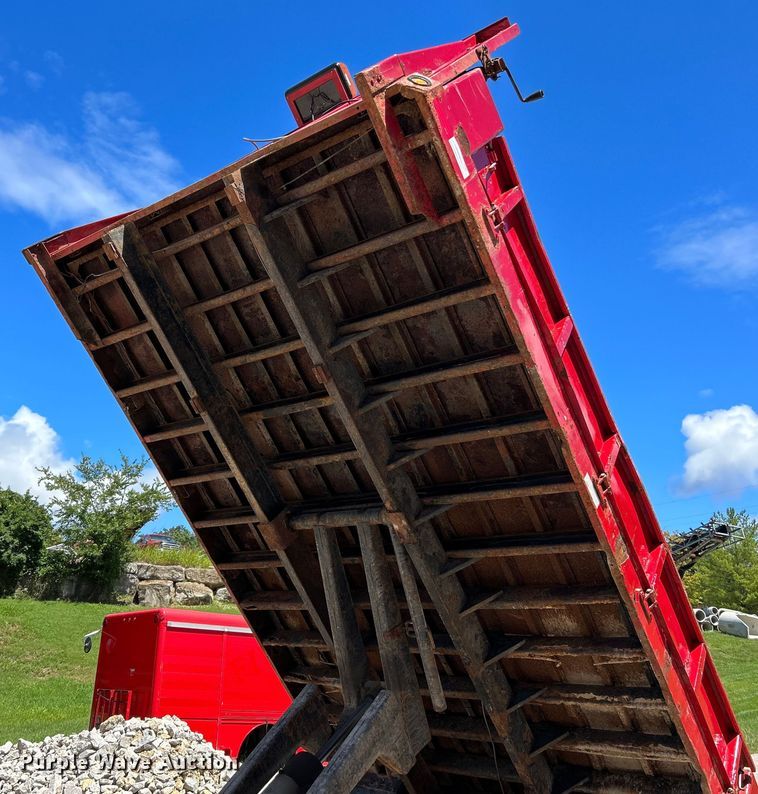 image for item NL9506 2000 Ford F650 XL Super Duty  dump truck