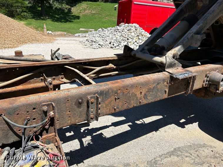 image for item NL9506 2000 Ford F650 XL Super Duty  dump truck