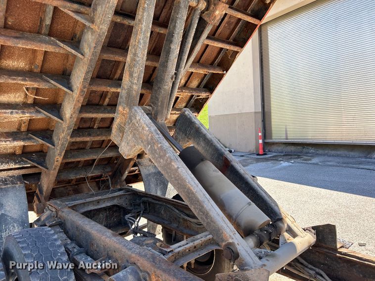 image for item NL9506 2000 Ford F650 XL Super Duty  dump truck