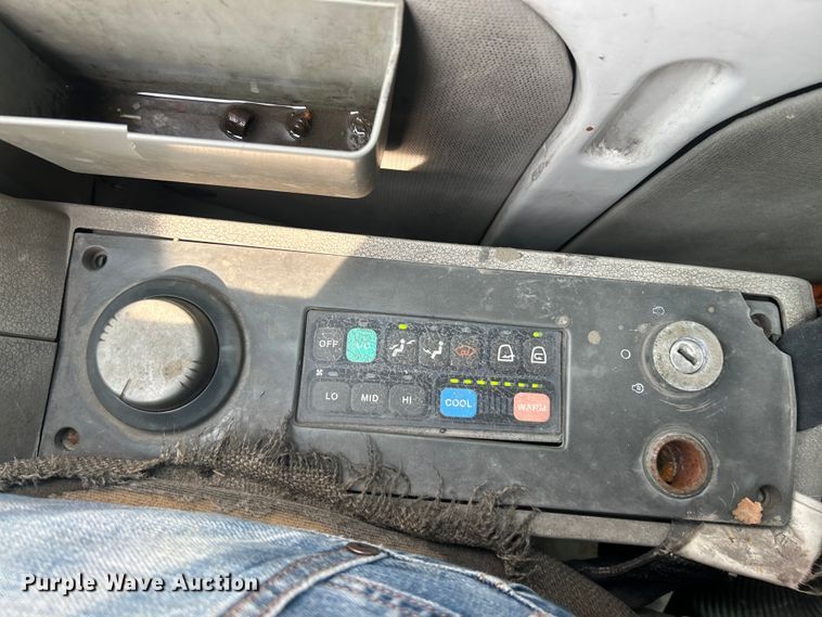 image for item NL9563 2003 Daewoo Solar 200 W-V  wheeled excavator