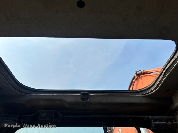 image for item NL9563 2003 Daewoo Solar 200 W-V  wheeled excavator