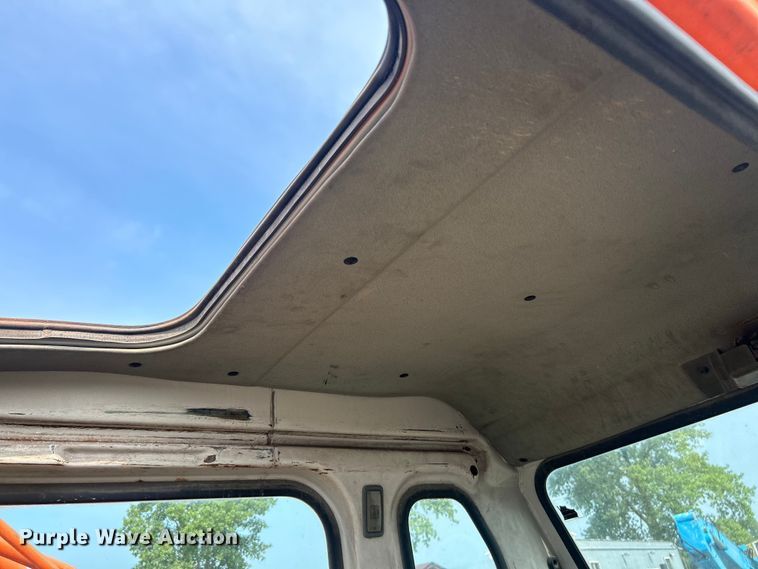 image for item NL9563 2003 Daewoo Solar 200 W-V  wheeled excavator