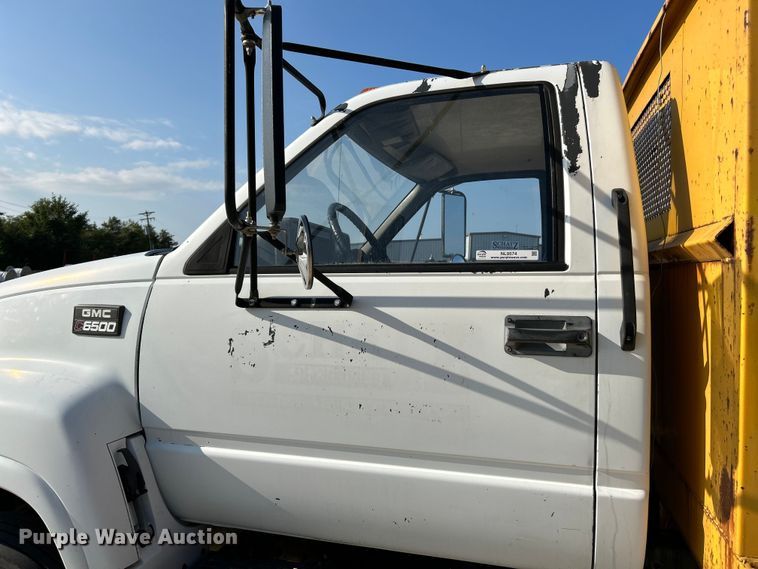 image for item NL9574 2000 GMC C6500  flatbed truck