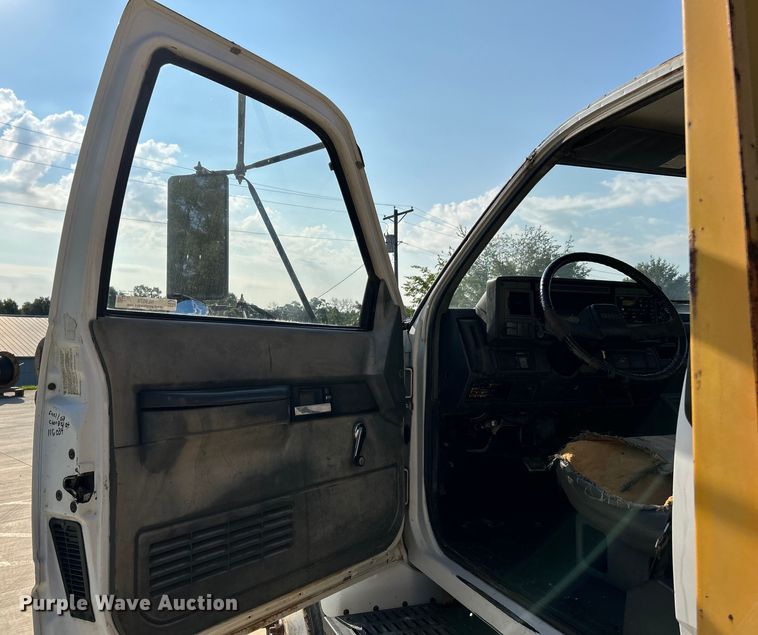 image for item NL9574 2000 GMC C6500  flatbed truck