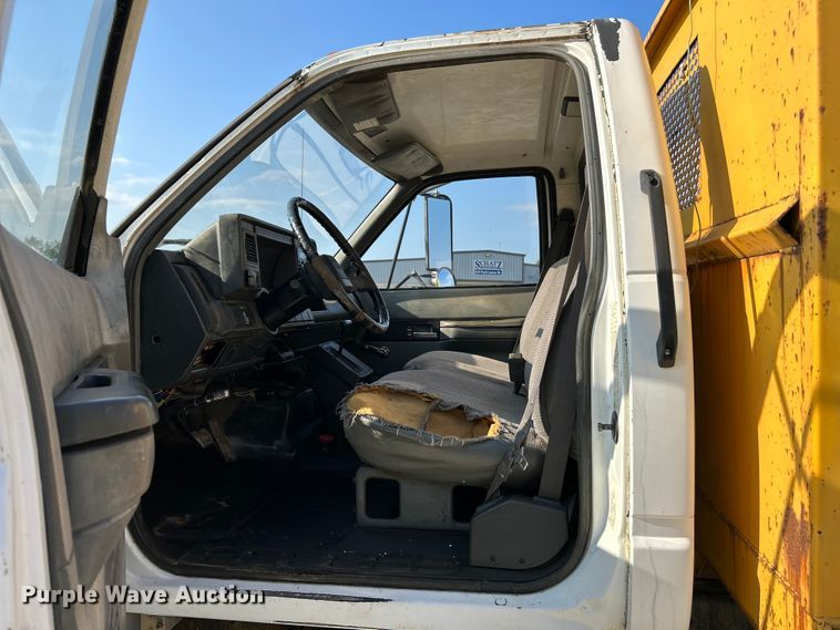 image for item NL9574 2000 GMC C6500  flatbed truck