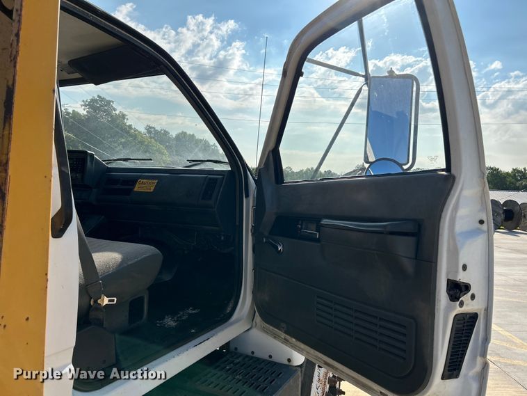 image for item NL9574 2000 GMC C6500  flatbed truck