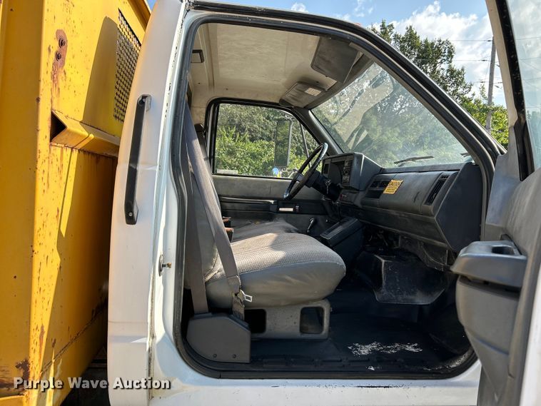 image for item NL9574 2000 GMC C6500  flatbed truck