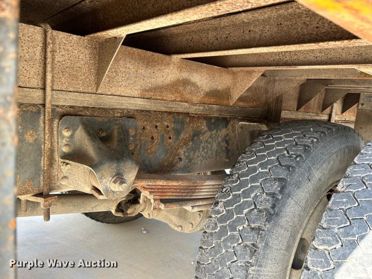 image for item NL9574 2000 GMC C6500  flatbed truck