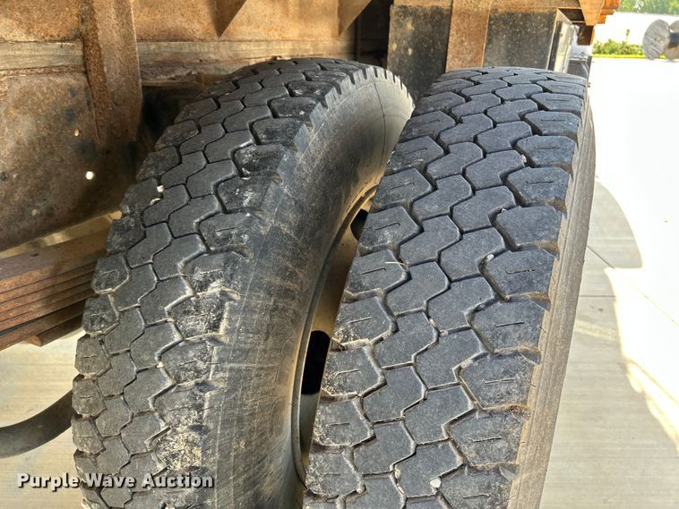 image for item NL9574 2000 GMC C6500  flatbed truck