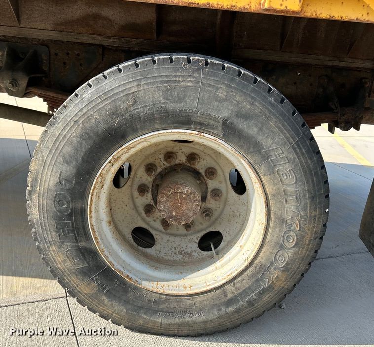 image for item NL9574 2000 GMC C6500  flatbed truck