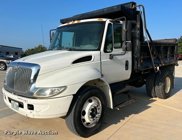 image for item NL9575 2003 International 4200  dump truck