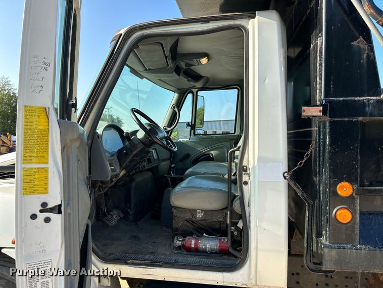 image for item NL9575 2003 International 4200  dump truck