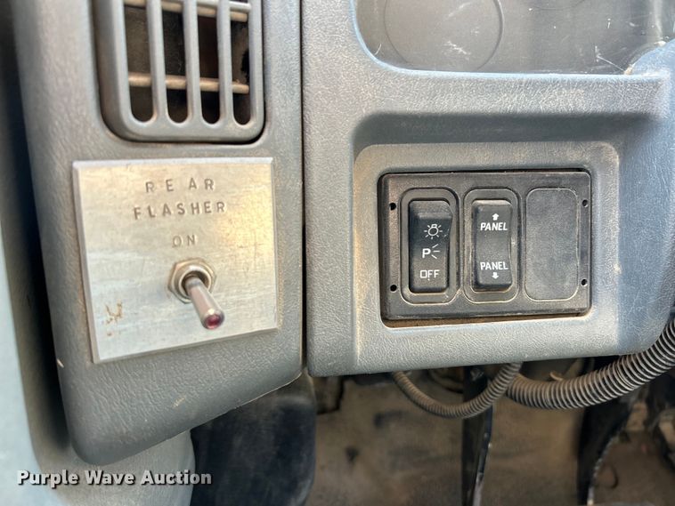 image for item NL9575 2003 International 4200  dump truck