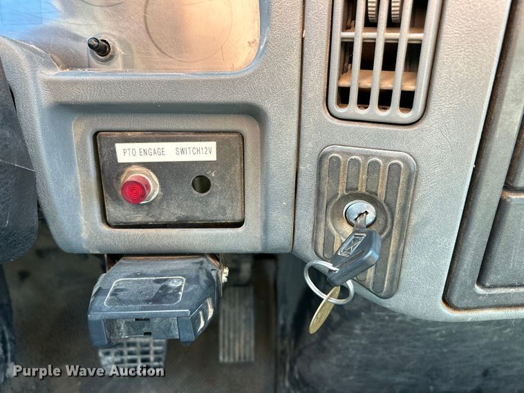 image for item NL9575 2003 International 4200  dump truck