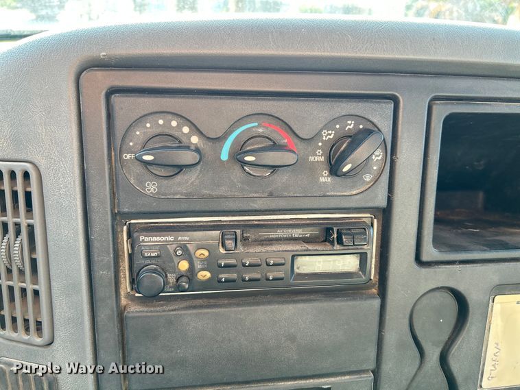 image for item NL9575 2003 International 4200  dump truck