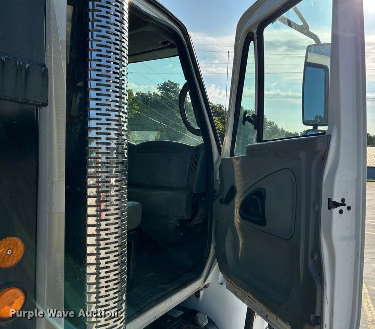 image for item NL9575 2003 International 4200  dump truck