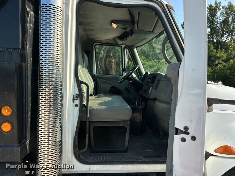 image for item NL9575 2003 International 4200  dump truck