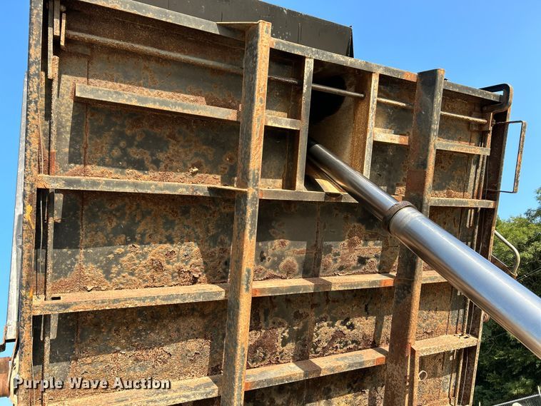 image for item NL9575 2003 International 4200  dump truck