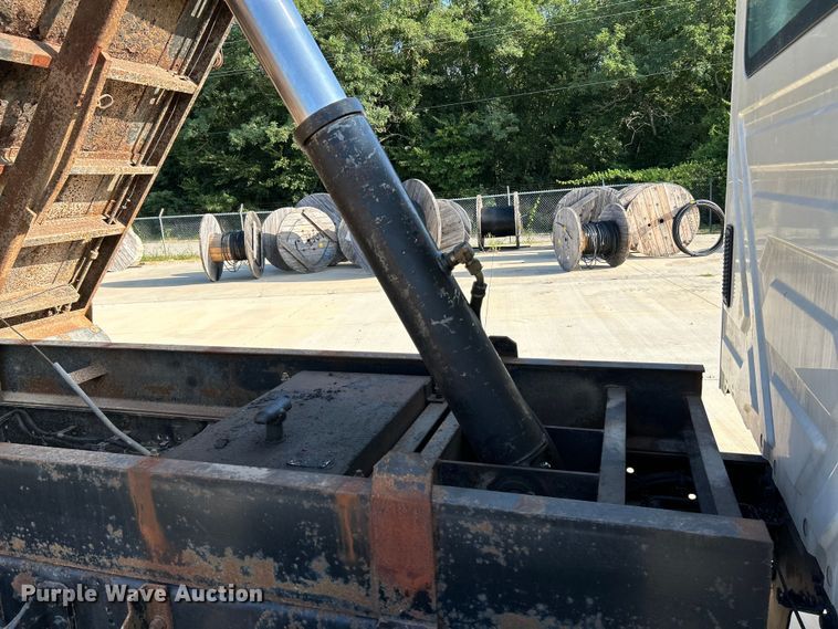 image for item NL9575 2003 International 4200  dump truck