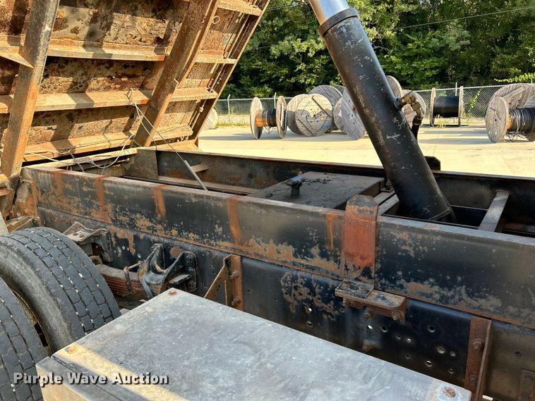 image for item NL9575 2003 International 4200  dump truck