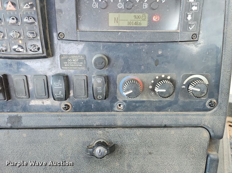 image for item NT9957 2013 John Deere 310SK  backhoe