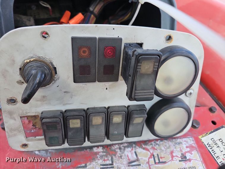 image for item NT9960 2005 Moffet M50  forklift