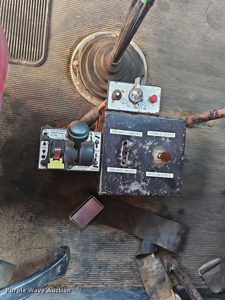 image for item NT9966 1993 Western Star 4964F  dump truck