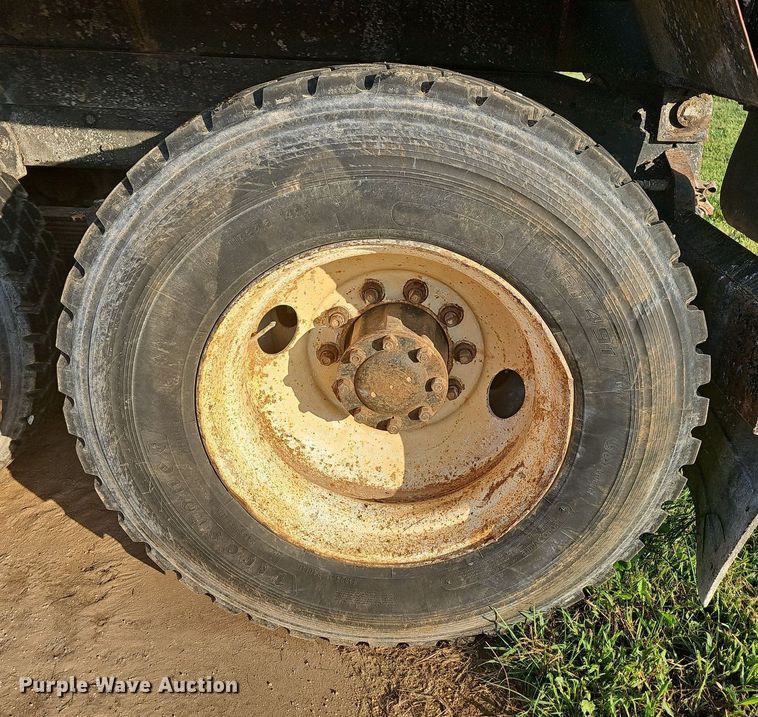 image for item NT9966 1993 Western Star 4964F  dump truck