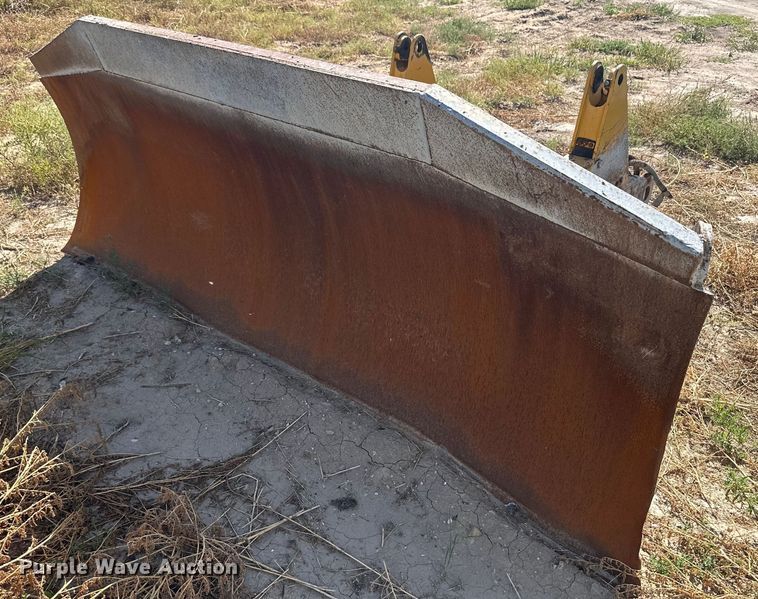 image for item OC9390 Caterpillar  dozer blade