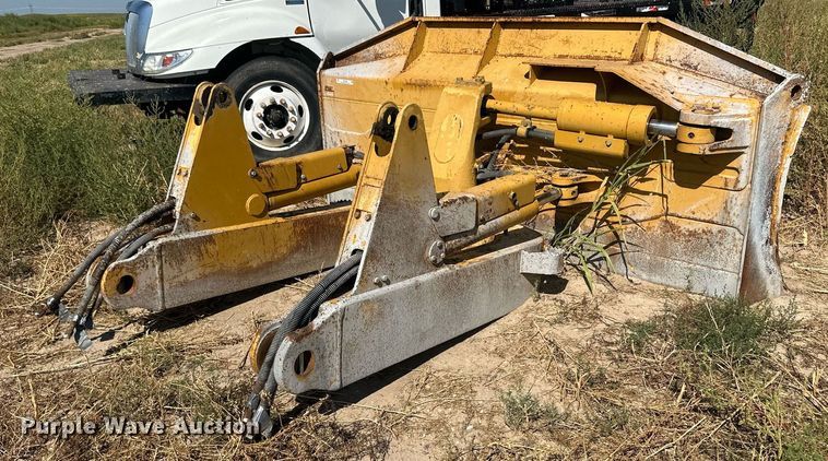 image for item OC9390 Caterpillar  dozer blade