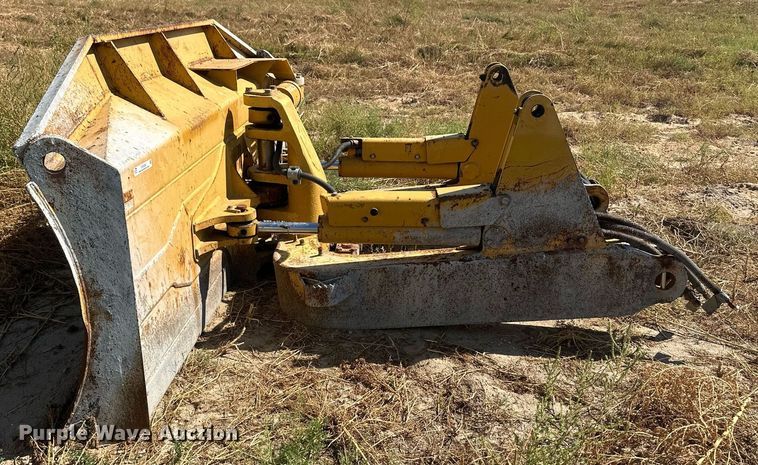 image for item OC9390 Caterpillar  dozer blade