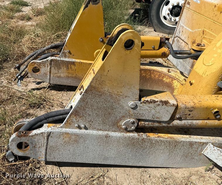 image for item OC9390 Caterpillar  dozer blade