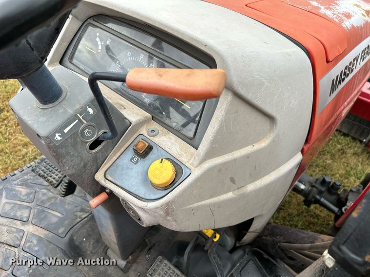 image for item DJ6333 Massey Ferguson 1552  MFWD tractor