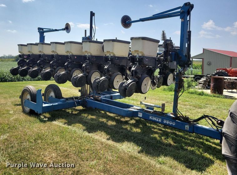image for item DN4099 Kinze 3500  split row planter